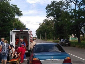 В Мариуполе 10-летний ребенок попал под колеса автомобиля: его госпитализировали с сотрясением мозга