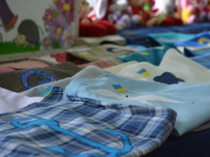 В Мариуполе волонтеры шьют экосумки с уникальным дизайном (ФОТО)