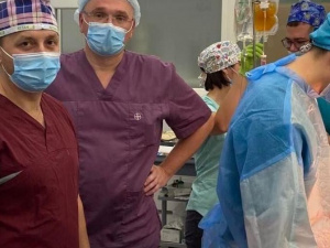 Для проведения сложнейшей операции в мариупольской больнице прибыли киевские хирурги