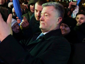 Президент Украины пообщался и сделал селфи с мариупольцами (ФОТО+ВИДЕО)