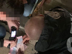 Наживалась на переселенцах Донбасса: сотрудницу госбанка уличили в махинациях с перечислением пенсий (ФОТО)