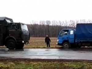 В Донецкой области военные пришли на помощь застрявшему водителю (ВИДЕО)