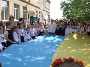 В прифронтовом поселке у Мариуполя растянули большой флаг Украины (ФОТО)