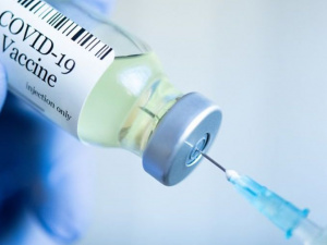 Первую прививку от COVID-19 в Мариуполе делают двумя видами вакцин. Какой препарат закончился?