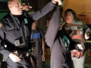 Американский полицейский показал, как нужно танцевать сальсу