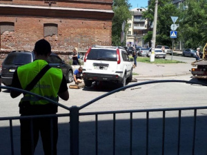 В Мариуполе эвакуировали внедорожник за неправильную парковку (ФОТОФАКТ)