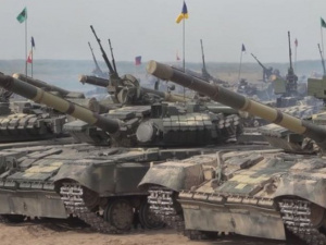 На полигоны Донбасса выехали танки (ВИДЕО)