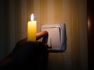 Маріупольці сидять у темряві – чому комунальники відключать світло у квартирах