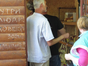 В Мариуполе забаррикадировавшуюся женщину «вырезали» из хлебного киоска (ФОТО+ВИДЕО)
