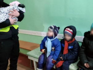 Без еды и в холоде: на Донетчине родители оставили 4 детей