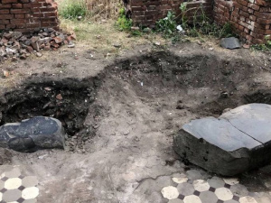 В величественной усыпальнице мариупольского Некрополя нашли старинную плиту