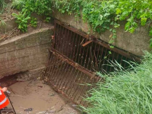 Мариуполь накрыло ливнем. Спасатели борются с подтоплениями