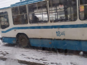 В центре Мариуполя парализовано движение троллейбусов (ФОТО)