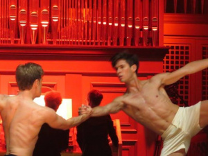 В Германии мариупольцы танцевали с роботом и смотрели странный балет в соборе (ФОТО)