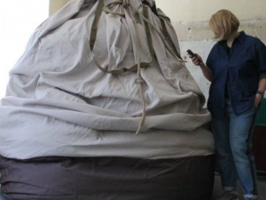 В Мариуполе покажут гигантский экстренный рюкзак (ФОТО)