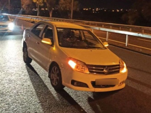 В Мариуполе водитель влетел в дорожное ограждение и скрылся с места аварии
