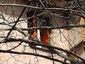 В Мариуполе пожар охватил квартиру в жилом доме - есть пострадавшие (ФОТО)