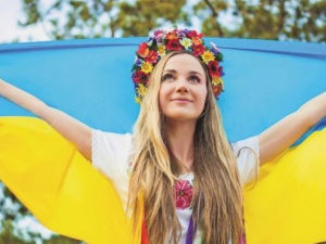 Флешмоб, танцевальный батл и гигантский символ Украины: как мариупольцы отпразднуют День флага (ФОТО)