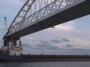 Открытый Керченский мост ограничивает прохождение судов в Мариупольский порт