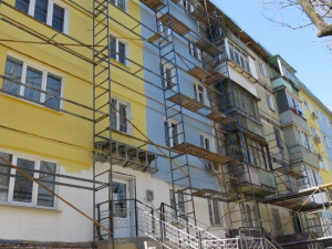 Рассыпавшуюся пятиэтажку мариупольцы спасли и покрыли цветами государственной символики (ФОТОФАКТ)