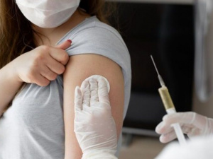 В Мариуполе против COVID-19 вакцинируют социальных работников и жителей 80+