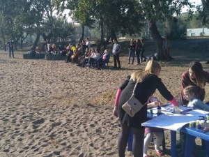 Мариупольцы собрались на пляже посмотреть на «таинственный» восьмиметровый габион (ФОТО+ВИДЕО) 