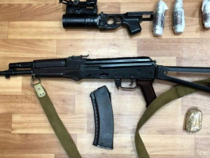 Оружие из зоны ООС: правоохранители купили пистолет и автомат (ФОТО)