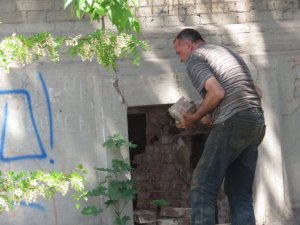 Мариупольцы по кирпичику растаскивают историческое здание (ФОТО)