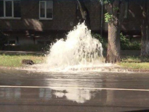 Водяной гейзер: центр Мариуполя залило питьевой водой (ВИДЕО)