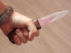 В Мариуполе мужчина подрезал несовершеннолетнего сына сожительницы