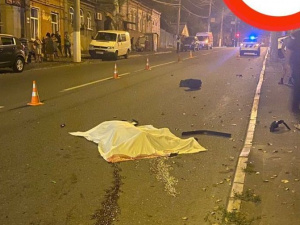 Погиб пешеход и пострадал мотоциклист в результате тройного ДТП в центре Мариуполя