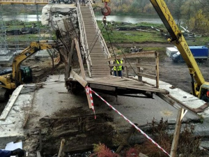 В Станице Луганской демонтируют разрушенный мост. Для жителей соорудили временный (ФОТО)