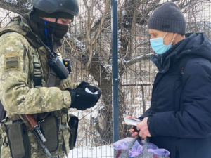 Боевики продолжают блокировать дорожные коридоры на Донбассе. Где можно проехать?