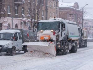В Мариуполе дороги и тротуары расчищают от снега