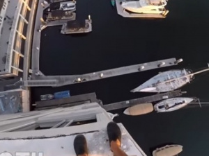 Блогер снял видео прыжка с небоскреба в воду