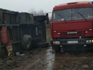 На трассе под Мариуполем перевернулся грузовик с зерном (ФОТО)