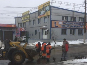 В Мариуполе «Автодор» критикуют за ремонт ям асфальтной крошкой (ФОТО)