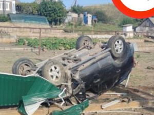 Два автомобиля врезались в заборы и перевернулись в Мариуполе и его окрестностях