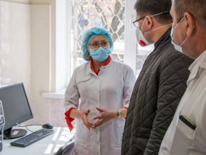 В Мариуполе смогут диагностировать коронавирус за 40 минут. Фонд Вадима Новинского подарил городу лабораторию (ФОТО)