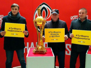 Легендарные трофеи ФК «Шахтер» уже выставлены в Мариуполе (ФОТО)