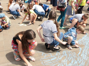В Донецкой области дети в рамках флешмоба разрисовали площадь перед вокзалом (ФОТО)
