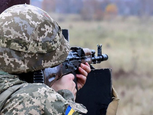 В результате обстрелов из запрещенной артиллерии на Донбассе ранен украинский боец