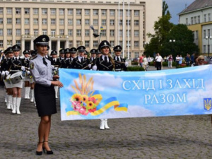 Полицейские барабанщицы Донетчины возглавили парад в Ужгороде (ФОТО)