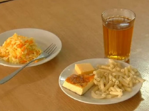В Мариуполе разгорелся скандал из-за реформы школьного питания: многие дети отказываются есть