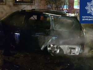 В Мариуполе ночью рядом с многоэтажками сгорел автомобиль