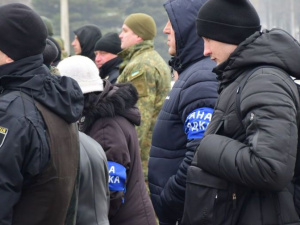 На охрану правопорядка в Мариуполе вместе с полицейскими вышли 15 общественников (ФОТО)
