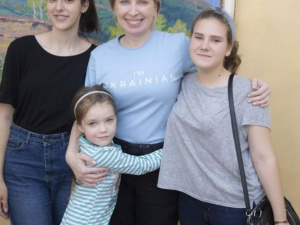 Из Мариуполя спасли осиротевших маленьких сестёр