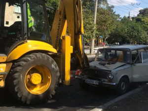 В Мариуполе ВАЗ протаранил трактор (ФОТОФАКТ)