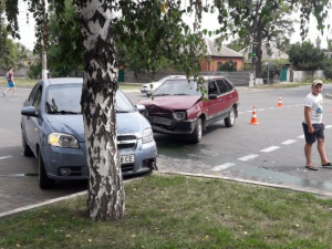 Дети, находившиеся в Chevrolet, пострадали во время аварии в Мариуполе (ФОТО)