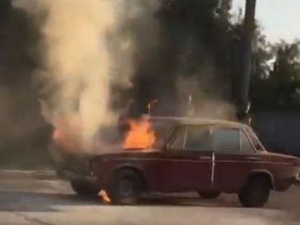 В Мариуполе во время движения загорелся автомобиль